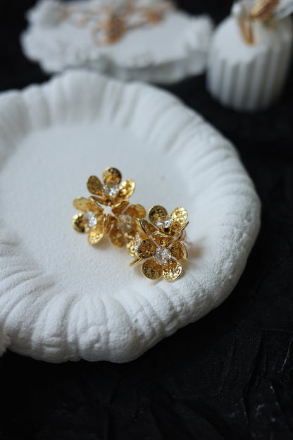 Éclat Bloom Crystal Stud Earrings