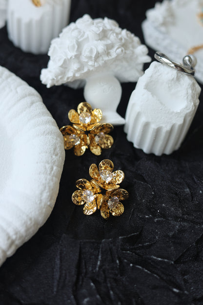 Éclat Bloom Crystal Stud Earrings