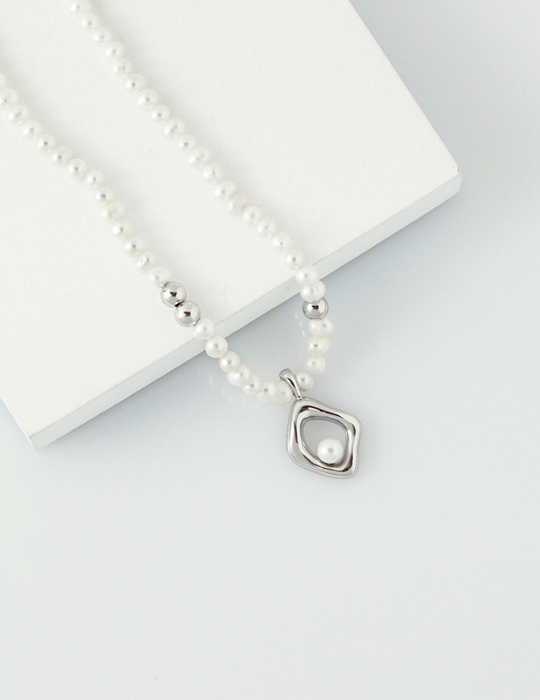 Hollow Pearl Necklace